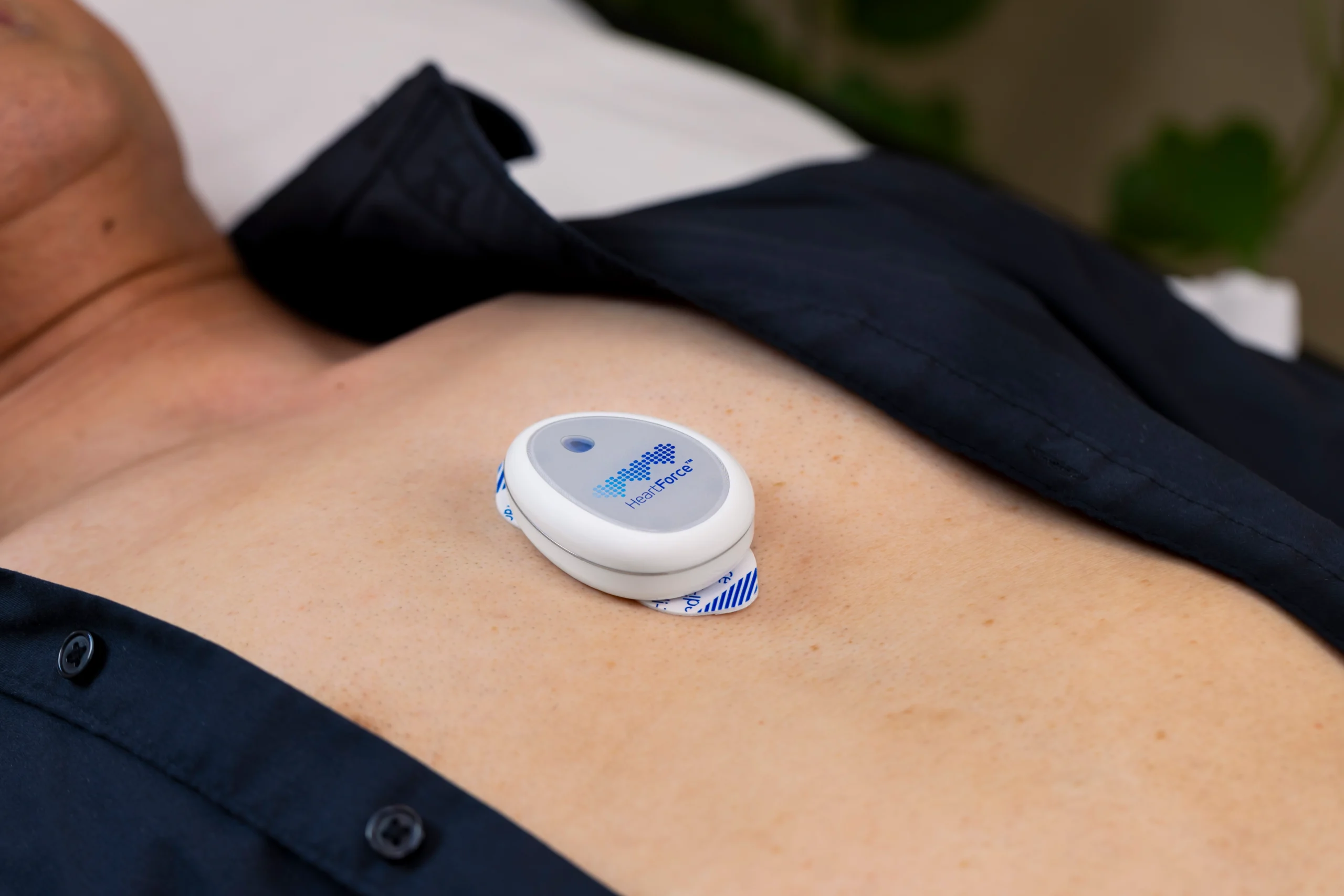 Nahaufnahme des am Brustkorb eines Patienten angebrachten HeartForce CardioClin-Sensors.