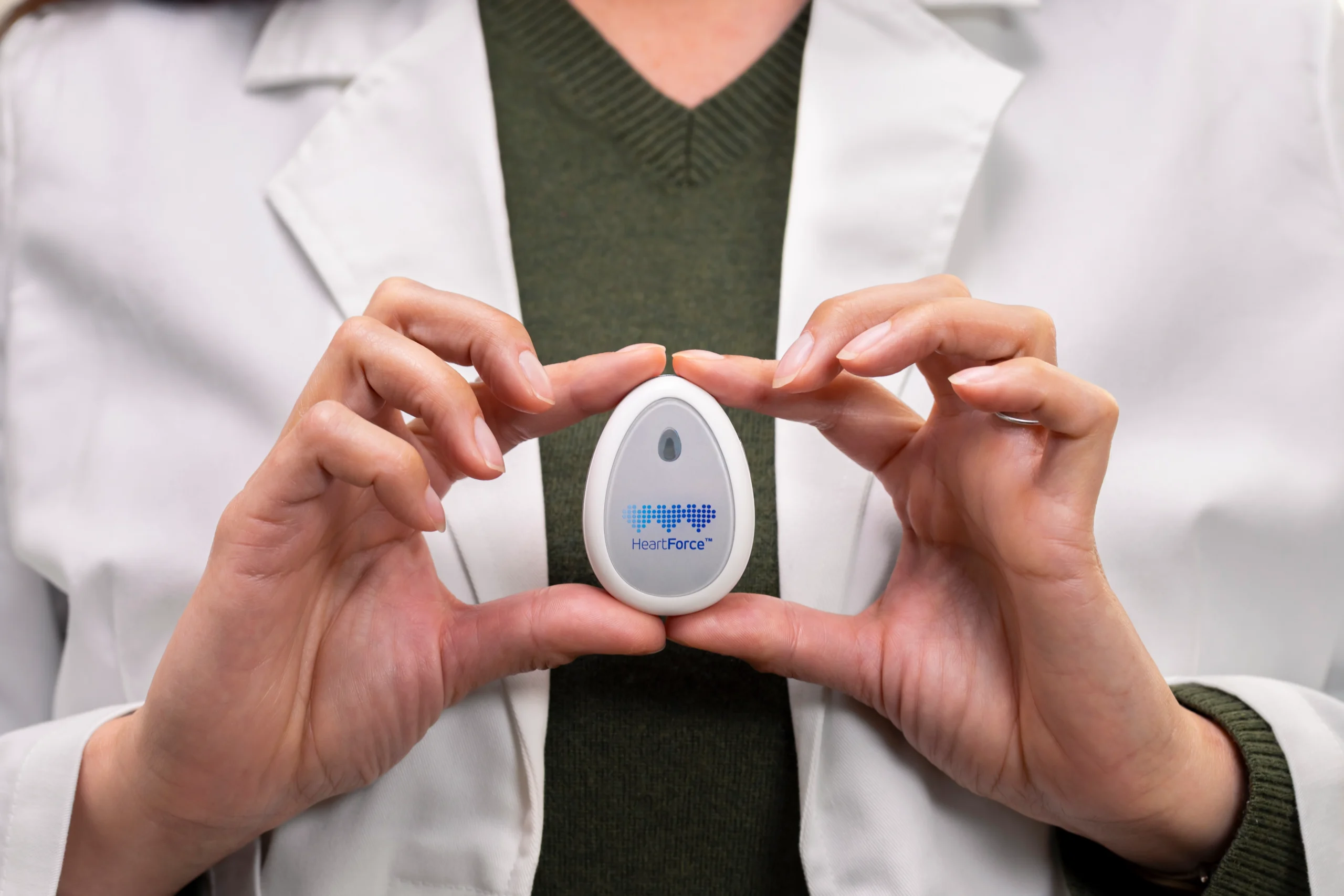 Healthcare professional holding the CardioClin sensor