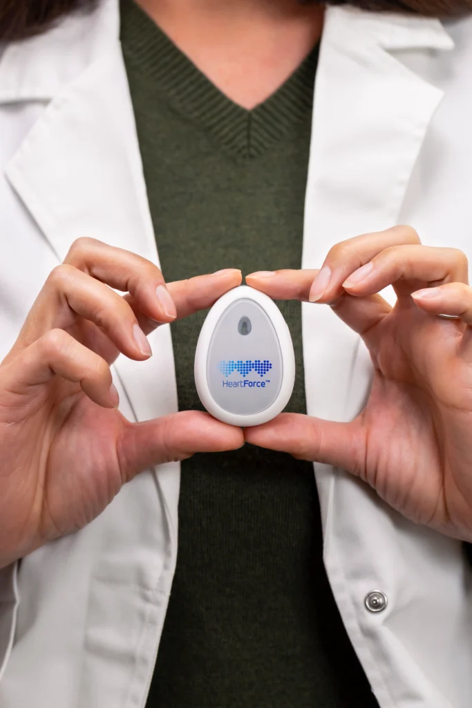 Medizinische Fachkraft hält den CardioClin-Sensor, Nahaufnahme